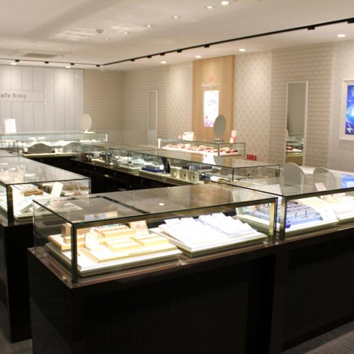 複数ブランドの婚約指輪と結婚指輪を比較できる店内